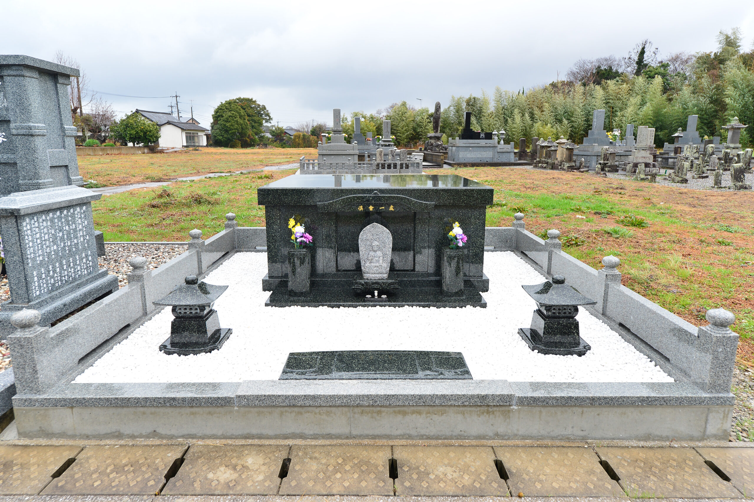 傷んだ目地、文字も鮮明に