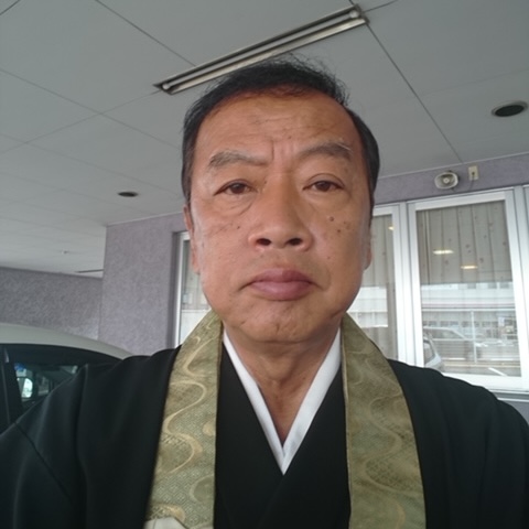 お仏壇・お墓のアサヒ 佐藤公徳の僧侶の格好をした写真